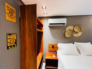 a bedroom with a bed and a air conditioner at Villa Mutum - Triplex na Rota Ecológica dos Milagres Praia do Patacho in Pôrto de Pedras +46 photos