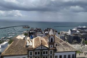 Uma vista do mar geral ou uma vista do mar a partir do apartamento