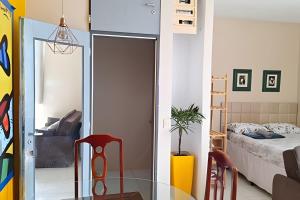 uma sala com uma mesa de vidro e um quarto em Apartamento com ar-condicionado em Salvador