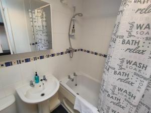 ein Badezimmer mit Waschbecken, Toilette und Badewanne in der Unterkunft Landau House in Bristol + 6 Fotos