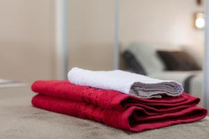 a pile of red towels sitting on the floor at Shopping Piratas, vista para o mar, estacionamento in Angra dos Reis
