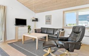 TV a/nebo společenská místnost v ubytování 2 Bedroom Nice Home In Gudhjem