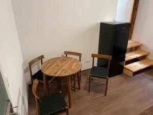a dining room with a wooden table and chairs at Ferienwohnung Am Brunnen in Gräfentonna