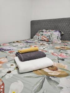 ein Bett mit zwei Kissen darauf in der Unterkunft RM Festival Rooms Guca in Guča