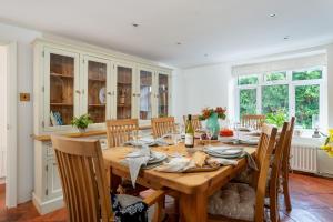 Fotografie z fotogalerie ubytování Haldon View - Characterful Devon cottage boasts stunning countryside views and hot tub v destinaci Teignmouth