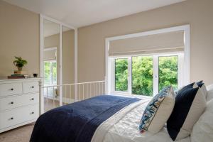 Postel nebo postele na pokoji v ubytování Haldon View - Characterful Devon cottage boasts stunning countryside views and hot tub