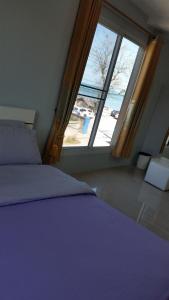 Кровать или кровати в номере Hua-Hin Beach Villa บ้านพักริมทะเลหัวหิน