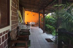 een patio met stoelen en een tafel en stoelen bij Villa das Pedras - Ponta de Pedras in Goiana +31 foto's