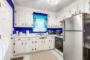 Dapur atau dapur kecil di Warner Robins Home with Yard 2 Mi to Air Force Base