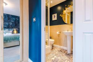 a bathroom with a toilet and a sink and a tub at Luxury 3-bed house - Rothwell Gardens - 10mins from Leeds city centre in Rothwell +44 photos