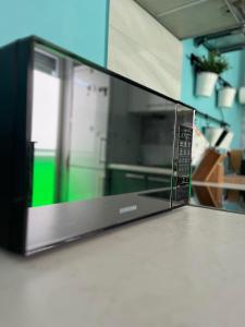 eine Mikrowelle auf einer Theke in der Unterkunft Apartament u Buni in Breslau