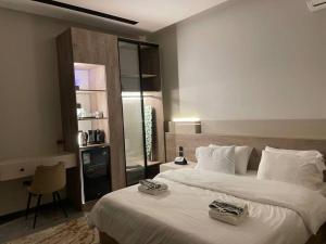 a hotel room with a large bed with two towels on it at The N&N Executive in Medina