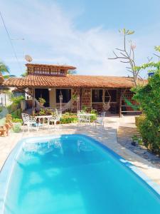 een villa met een zwembad en een huis bij Villa das Pedras - Ponta de Pedras in Goiana