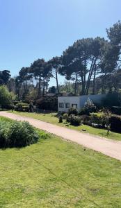 eine unbefestigte Straße mit einem Haus im Hintergrund in der Unterkunft Casa Tulio y Rosa in Sierra de los Padres