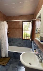 ein Badezimmer mit Badewanne und Waschbecken in der Unterkunft Casa Tulio y Rosa in Sierra de los Padres