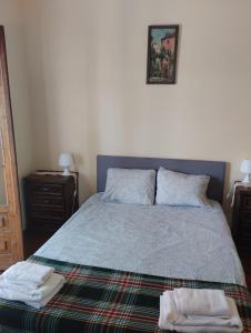 a bedroom with a bed with two towels on it at Alojamento Local, Cantinho Verde in Corroios