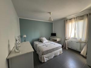 Un dormitorio con una cama y un escritorio. en Villa Toscana - 6 Personnes - Full Clim, Piscine et Criques 300m à pied, en Bandol 19 fotos más