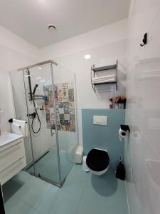 Koupelna v ubytování J2Velence Apartman + 37 fotografií