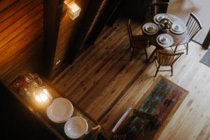 Estância Nazari في أوروبيسي: منظر علوي لطاولة طعام عليها أطباق