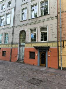 ein Gebäude am Straßenrand in der Unterkunft Old Wine House in Klaipėda