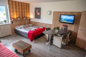 Łóżko lub łóżka w pokoju w obiekcie Haus Piesendorf