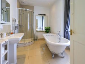 Koupelna v ubytování Domvs + 52 fotografií