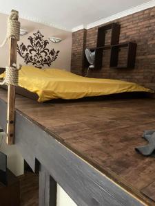 ein Bett auf einem Tisch in einem Zimmer in der Unterkunft Old Wine House in Klaipėda