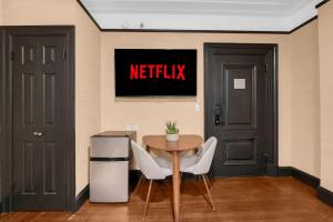 Μια τηλεόραση ή/και κέντρο ψυχαγωγίας στο Beautiful Apt Near Times Square with GYM & PATIO