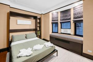 Ένα ή περισσότερα κρεβάτια σε δωμάτιο στο Beautiful Apt Near Times Square with GYM & PATIO