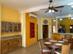 een keuken met een tafel en een eetkamer bij Marina Park Plaza Sol in Santa Cruz Huatulco +4 foto's