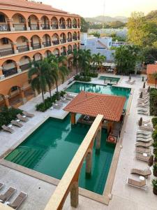 een uitzicht over een hotel met een zwembad bij Marina Park Plaza Sol in Santa Cruz Huatulco