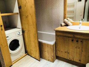 een badkamer met wastafel en wasmachine bij Résidence Lauziere Dessus - La Lauzière Dessus 22 - Crève Coeur MAE-4544 in Valmorel