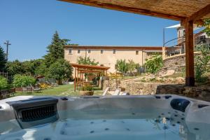 Bazén v ubytování Chiostro Delle Monache Hostel Volterra nebo v jeho okolí