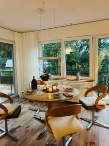 a dining room with a table and chairs at Ferienhaus Schott Prichsenstadt in Prichsenstadt