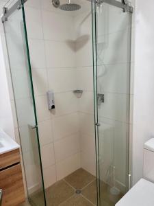 a shower with a glass door in a bathroom at DF Acogedor Loft con Gym D02 in Bogotá
