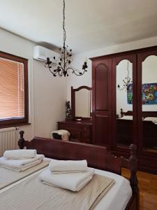2 camas en un dormitorio con un espejo grande en Green house, en Bileća