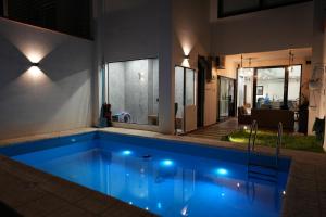 ein Schwimmbad in einem Haus in der Nacht in der Unterkunft Little House Para 3 Personas - Casa compartida in Santa Cruz de la Sierra