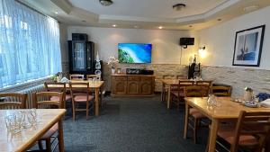 restauracja ze stołami i krzesłami w pokoju w obiekcie Penzion u Fouska w mieście Chodov