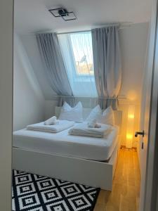 Una cama o camas en una habitación de "Home-Suite-Home" im historischen Zentrum von Hartberg