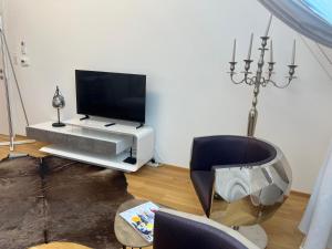 Televiisor ja/või meelelahutuskeskus majutusasutuses "Home-Suite-Home" im historischen Zentrum von Hartberg