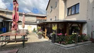 patio ze stołem i parasolem w obiekcie Penzion u Fouska w mieście Chodov
