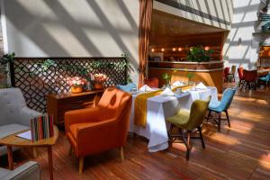 Khu vực ghế ngồi tại Hotel DeBrett