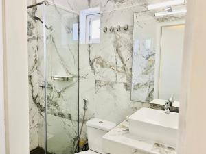 A bathroom at Little Troll House 1