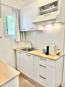 A kitchen or kitchenette at Little Troll House 1