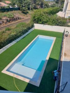 une vue aérienne d'une piscine avec de l'herbe dans l'établissement le boreal bord de mer avec piscine, à Saint-Raphaël