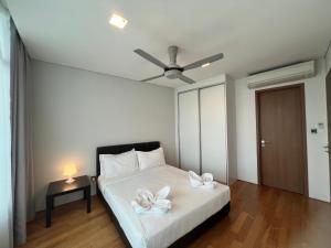 Letto o letti in una camera di Vortex suites KLCC Pavilion view