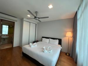 Letto o letti in una camera di Vortex suites KLCC Pavilion view
