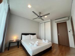 Letto o letti in una camera di Vortex suites KLCC Pavilion view