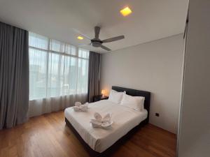 Letto o letti in una camera di Vortex suites KLCC Pavilion view