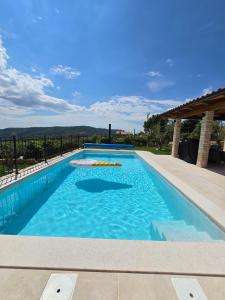 马来济格Villa Lea Marezige Koper的后院的蓝色海水游泳池